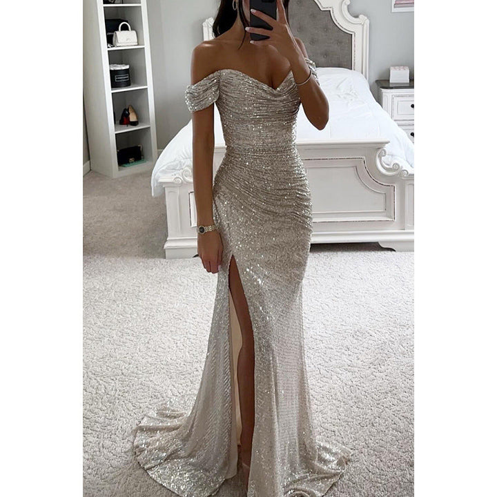Schitterende off-shoulder avondjurk in champagnekleur voor dames, met een elegant silhouet en hoge split.