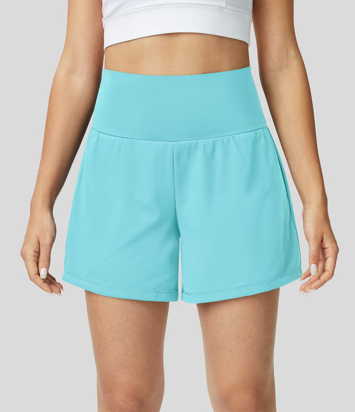 Zwarte 2-in-1 dames yoga shorts met hoge taille, ademend materiaal en praktische zakken, ideaal voor sport.