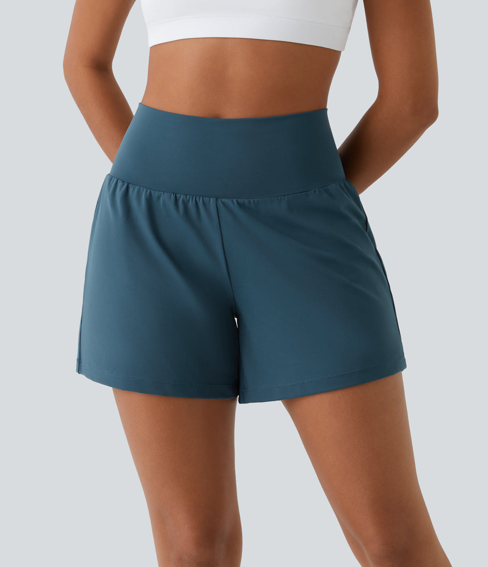 Zwarte 2-in-1 dames yoga shorts met hoge taille, ademend materiaal en praktische zakken, ideaal voor sport.