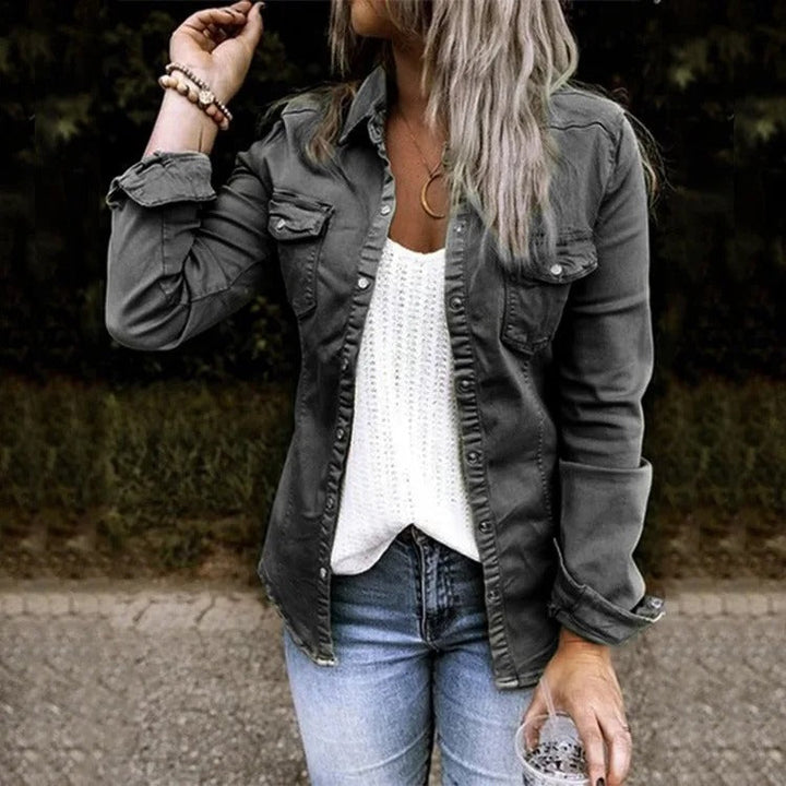 Zwart damesjeansjack van hoogwaardig denim, elegant gesneden, met moderne zakken en versterkte naden.