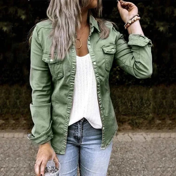 Zwart damesjeansjack van hoogwaardig denim, elegant gesneden, met moderne zakken en versterkte naden.