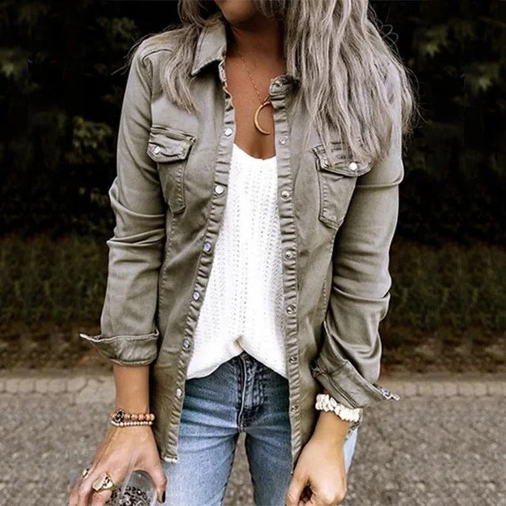 Zwart damesjeansjack van hoogwaardig denim, elegant gesneden, met moderne zakken en versterkte naden.