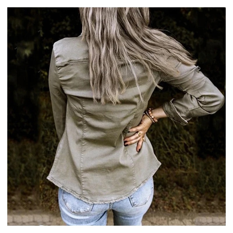 Zwart damesjeansjack van hoogwaardig denim, elegant gesneden, met moderne zakken en versterkte naden.