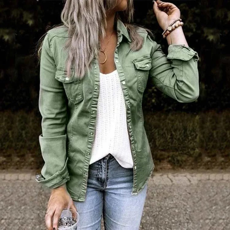 Zwart damesjeansjack van hoogwaardig denim, elegant gesneden, met moderne zakken en versterkte naden.