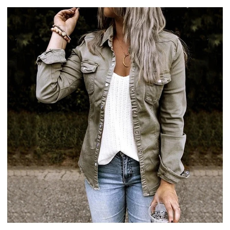 Zwart damesjeansjack van hoogwaardig denim, elegant gesneden, met moderne zakken en versterkte naden.