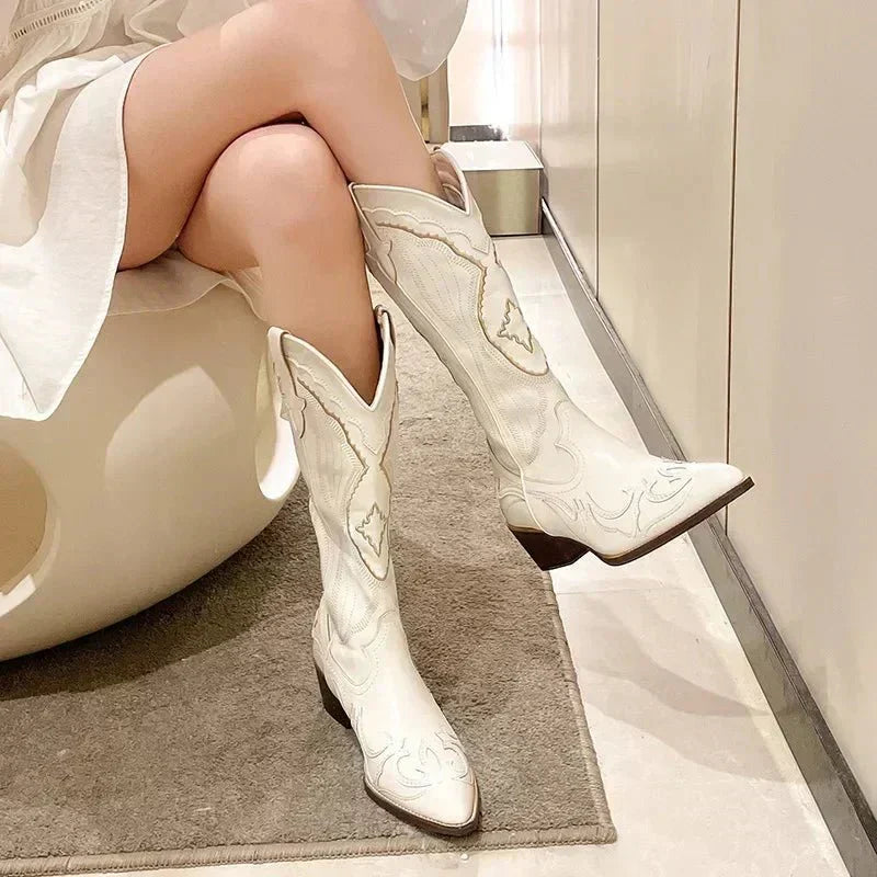 Zwarte dames cowboylaarzen met kleurrijke geborduurde details, halfhoog en van leer, ideaal voor modieuze outfitcombinaties.
