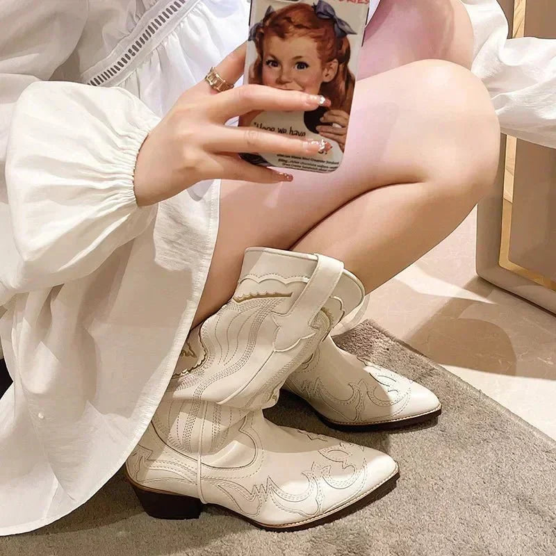 Zwarte dames cowboylaarzen met kleurrijke geborduurde details, halfhoog en van leer, ideaal voor modieuze outfitcombinaties.