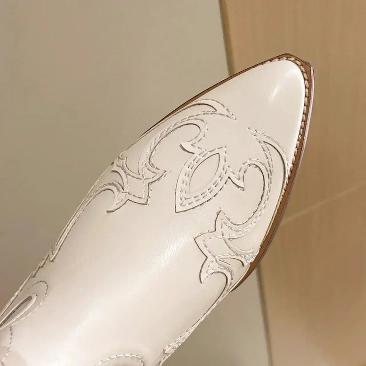 Zwarte dames cowboylaarzen met kleurrijke geborduurde details, halfhoog en van leer, ideaal voor modieuze outfitcombinaties.