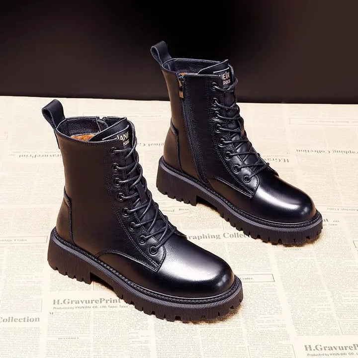 Zwarte damesleren laarzen met elegant design en antislipzool, bieden stijlvol comfort voor de winter.