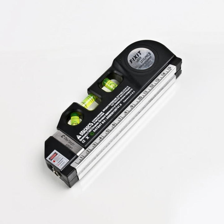 Zwarte multifunctionele laser waterpas met meetlint, libel en laserstraal op een houten achtergrond.