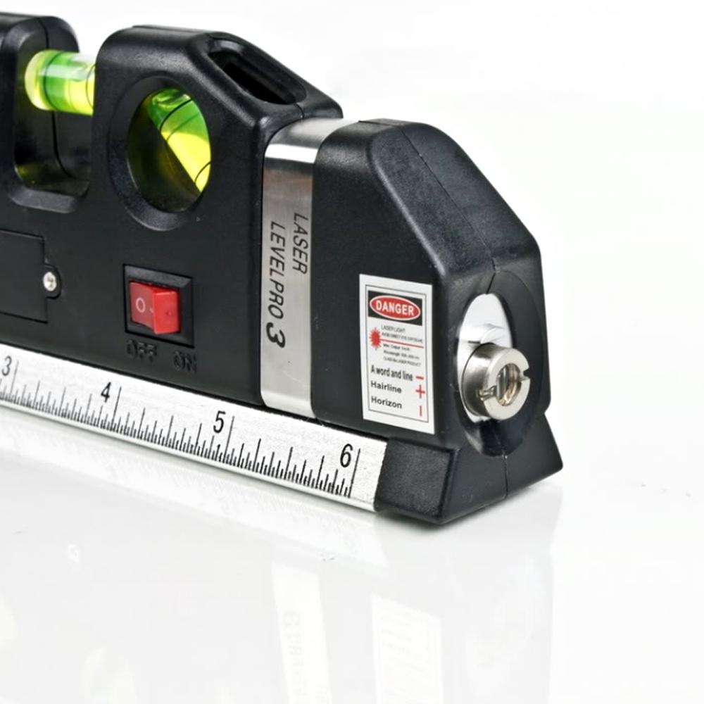 Zwarte multifunctionele laser waterpas met meetlint, libel en laserstraal op een houten achtergrond.