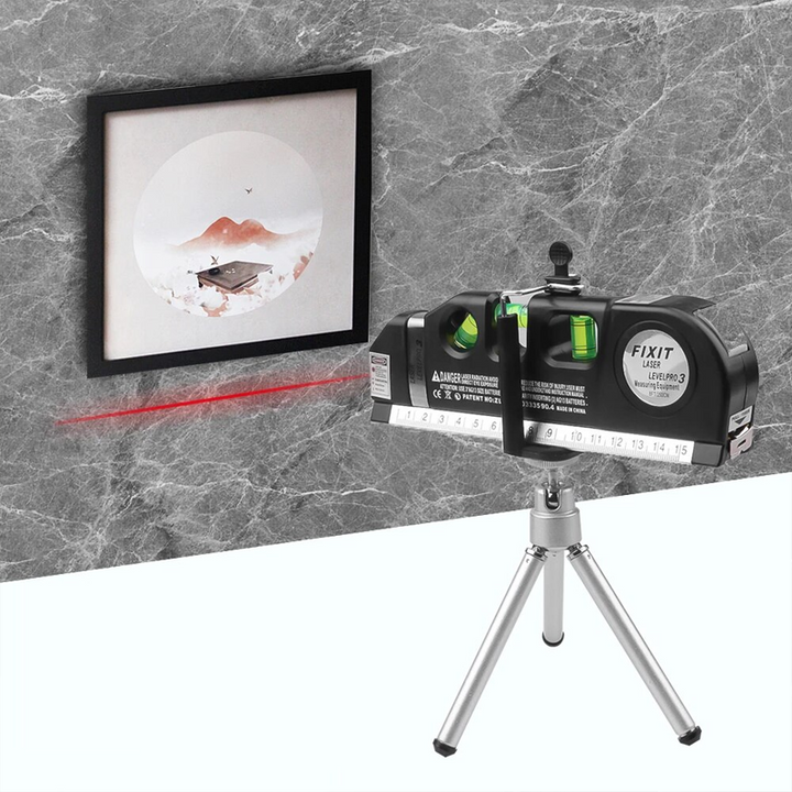 Zwarte multifunctionele laser waterpas met meetlint, libel en laserstraal op een houten achtergrond.