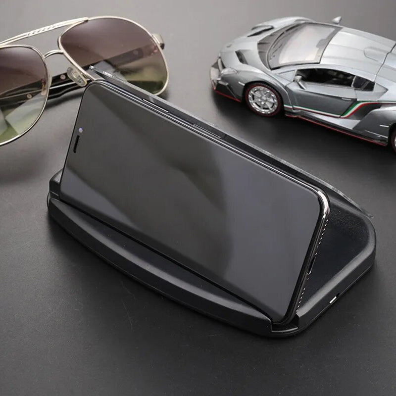 Zwarte auto telefoonhouder met HUD-display en draadloos snel opladen, gemonteerd op het dashboard voor veilig rijden.