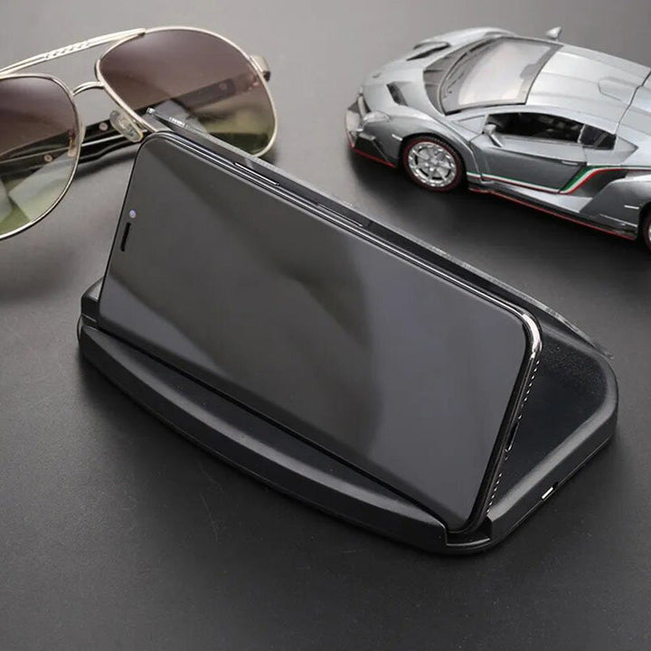 Zwarte auto telefoonhouder met HUD-display en draadloos snel opladen, gemonteerd op het dashboard voor veilig rijden.