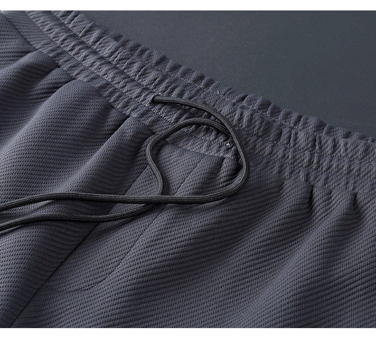 Zwart Elite Trainingspak voor mannen, modern design met opstaande kraag en ritssluiting, flexibel en comfortabel.