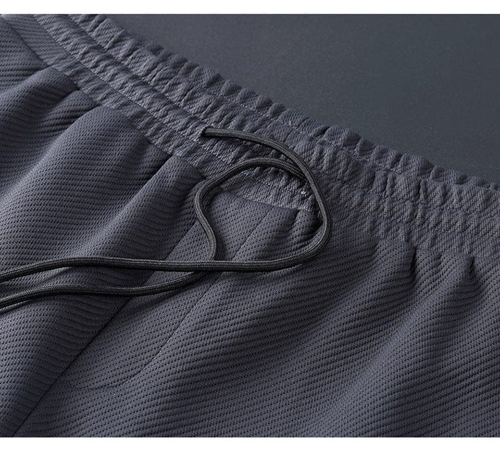 Zwart Elite Trainingspak voor mannen, modern design met opstaande kraag en ritssluiting, flexibel en comfortabel.