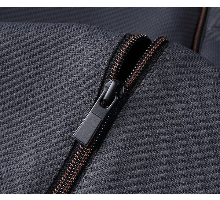 Zwart Elite Trainingspak voor mannen, modern design met opstaande kraag en ritssluiting, flexibel en comfortabel.