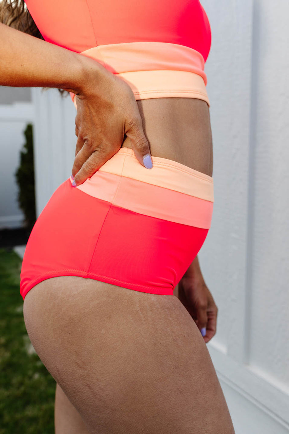 Schwarzes Colorblock Bikini-Set mit Kreuz-Design, elegantes Schwimmoutfit mit Kontrastfarben für Strand und Pool.
