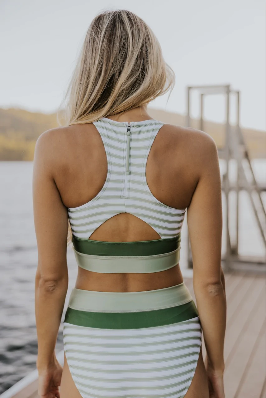 Schwarzes Colorblock Bikini-Set mit Kreuz-Design, elegantes Schwimmoutfit mit Kontrastfarben für Strand und Pool.