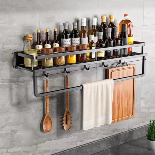 Zwart keukenrek met handdoekhouder, ruimtebesparend, modern design, robuust metaal, ideaal voor kruiden en gebruiksvoorwerpen.
