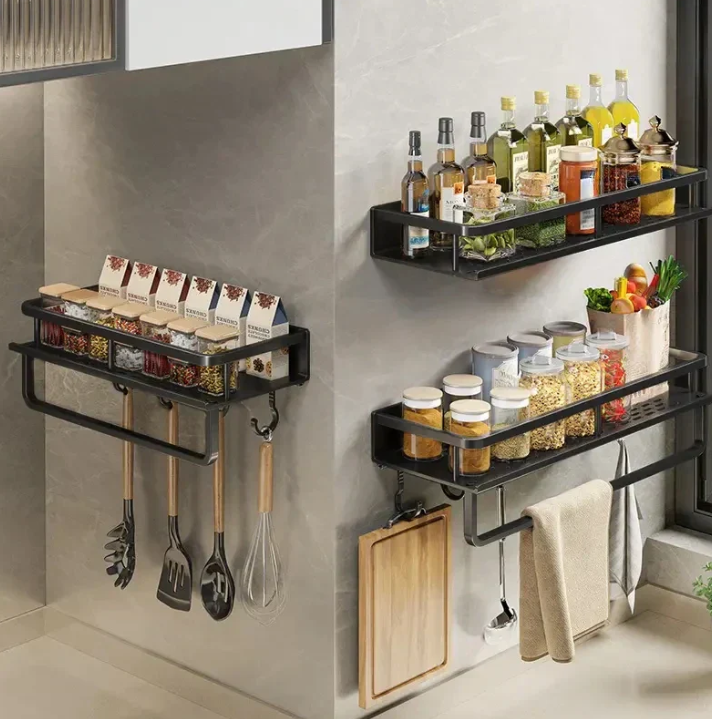 Zwart keukenrek met handdoekhouder, ruimtebesparend, modern design, robuust metaal, ideaal voor kruiden en gebruiksvoorwerpen.