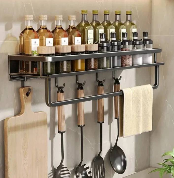 Zwart keukenrek met handdoekhouder, ruimtebesparend, modern design, robuust metaal, ideaal voor kruiden en gebruiksvoorwerpen.