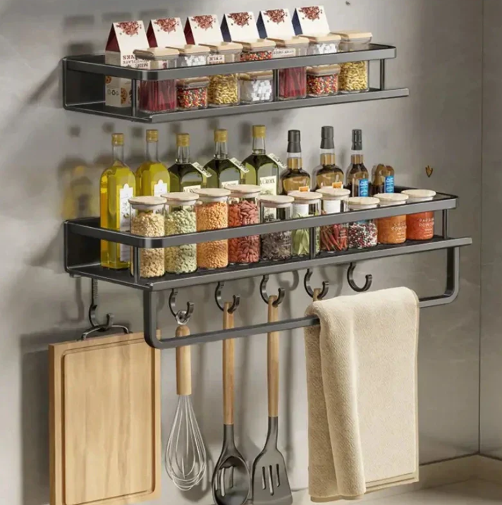 Zwart keukenrek met handdoekhouder, ruimtebesparend, modern design, robuust metaal, ideaal voor kruiden en gebruiksvoorwerpen.