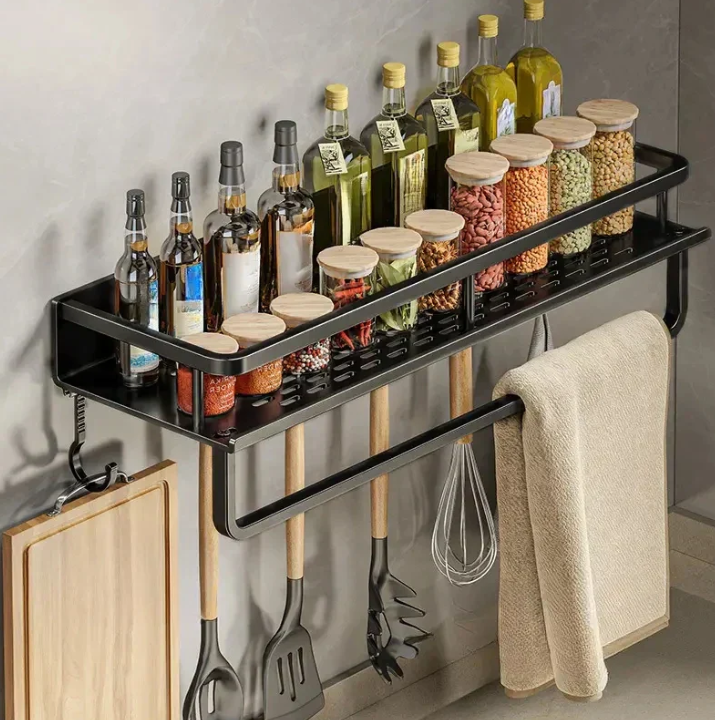 Zwart keukenrek met handdoekhouder, ruimtebesparend, modern design, robuust metaal, ideaal voor kruiden en gebruiksvoorwerpen.