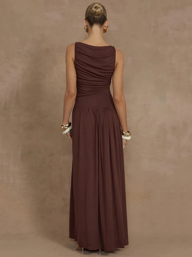 Zwarte, getailleerde maxijurk voor dames met vloeiende rok, chique boothals en elegant design voor de zomer.