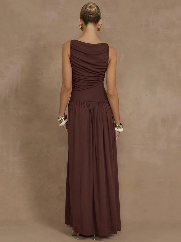 Zwarte, getailleerde maxijurk voor dames met vloeiende rok, chique boothals en elegant design voor de zomer.