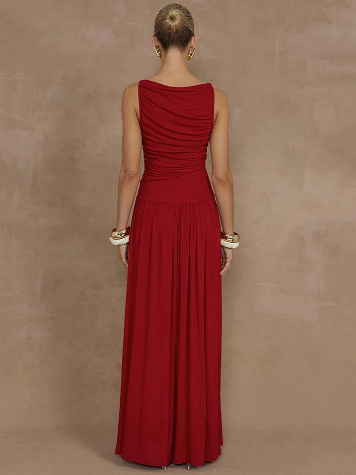 Zwarte, getailleerde maxijurk voor dames met vloeiende rok, chique boothals en elegant design voor de zomer.