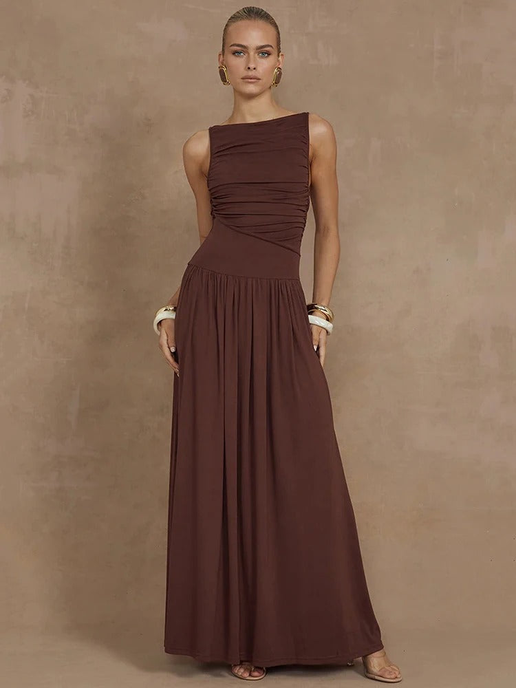 Zwarte, getailleerde maxijurk voor dames met vloeiende rok, chique boothals en elegant design voor de zomer.