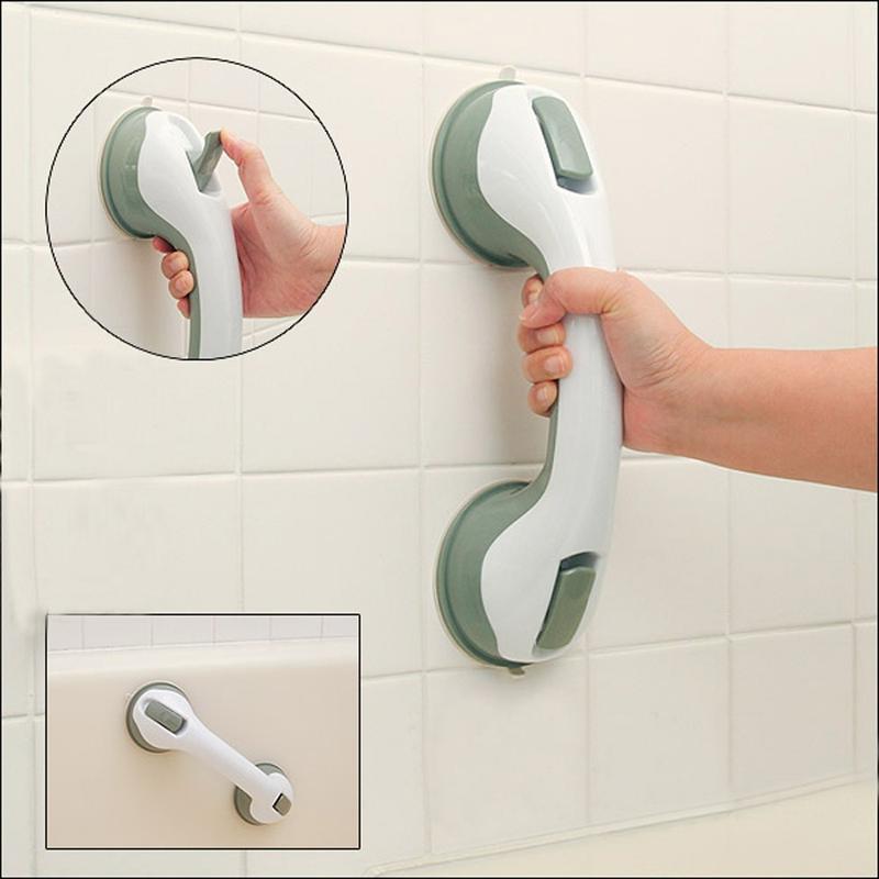 SecureGrip handgreep in de douche gemonteerd, robuuste handgreep met sterke zuignappen op gladde tegels voor stabiele grip.