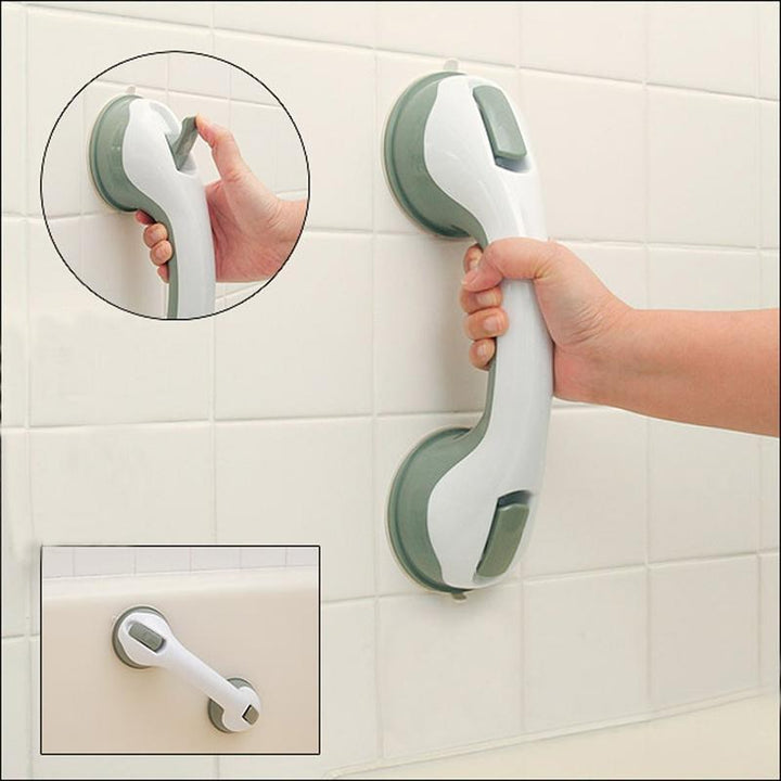 SecureGrip handgreep in de douche gemonteerd, robuuste handgreep met sterke zuignappen op gladde tegels voor stabiele grip.