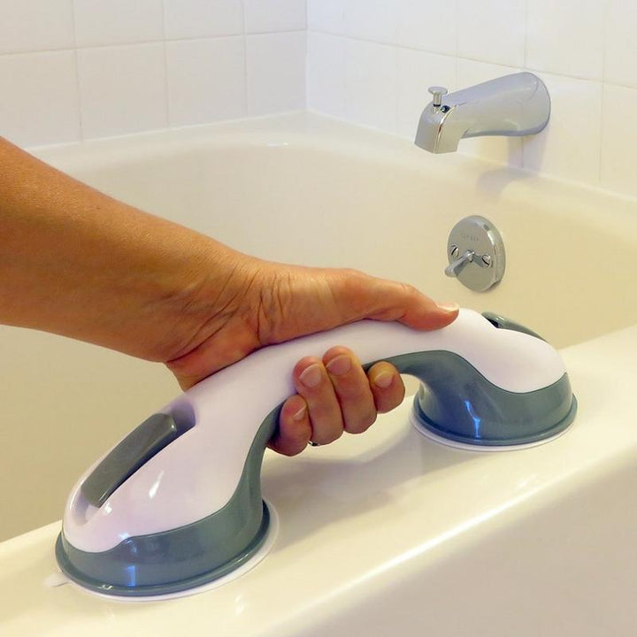 SecureGrip handgreep in de douche gemonteerd, robuuste handgreep met sterke zuignappen op gladde tegels voor stabiele grip.