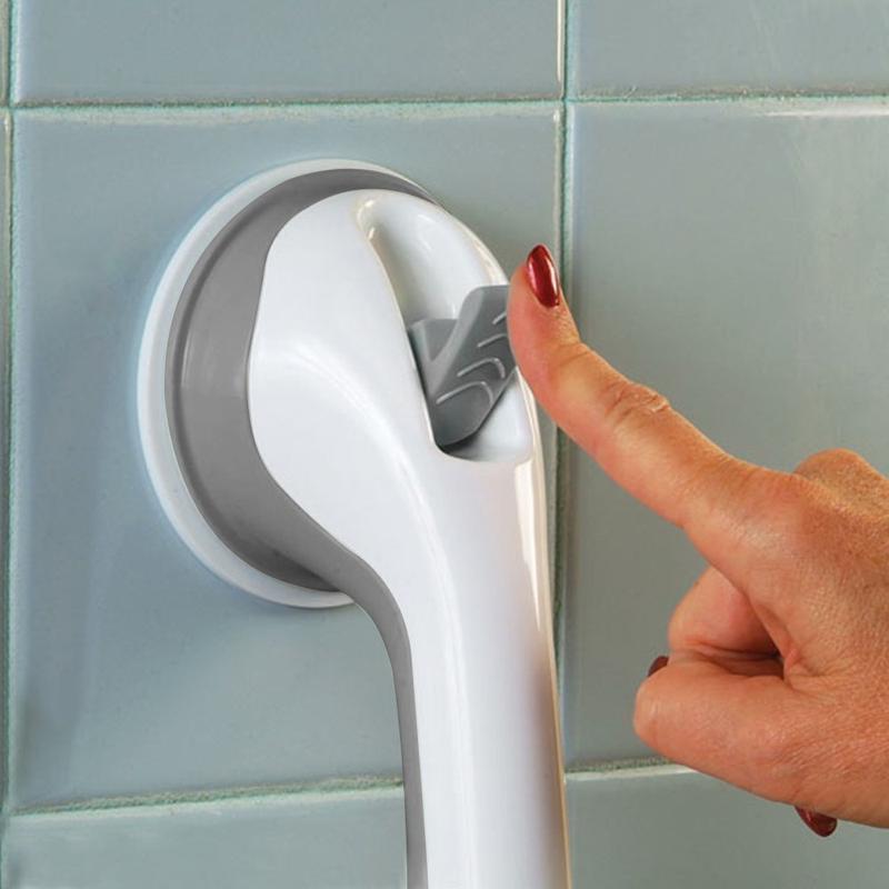 SecureGrip handgreep in de douche gemonteerd, robuuste handgreep met sterke zuignappen op gladde tegels voor stabiele grip.