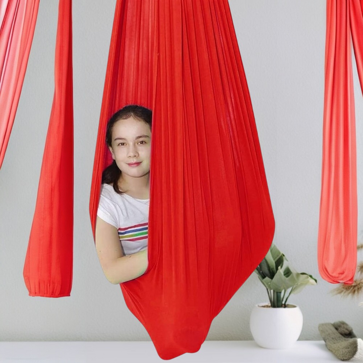 Comfortabele, rekbare cocon schommel voor kinderen, ideaal voor diepe druk en kalmerende ervaring.