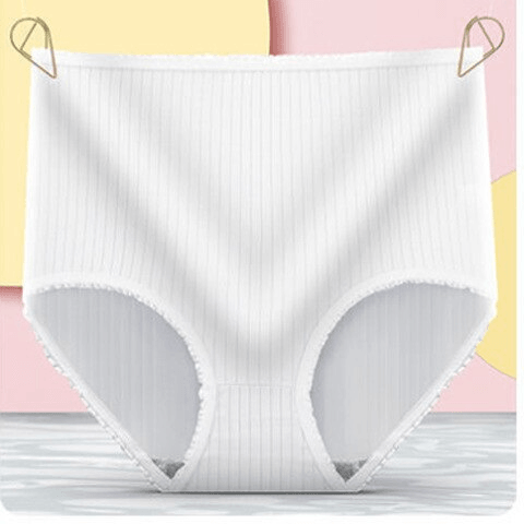 Model toont de perfecte pasvorm van de lekvrije dames onderbroek, discreet en comfortabel onder kleding.