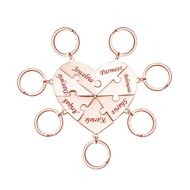Close-up van gegraveerde namen op gepersonaliseerde hart puzzel sleutelhangers, uniek cadeau.