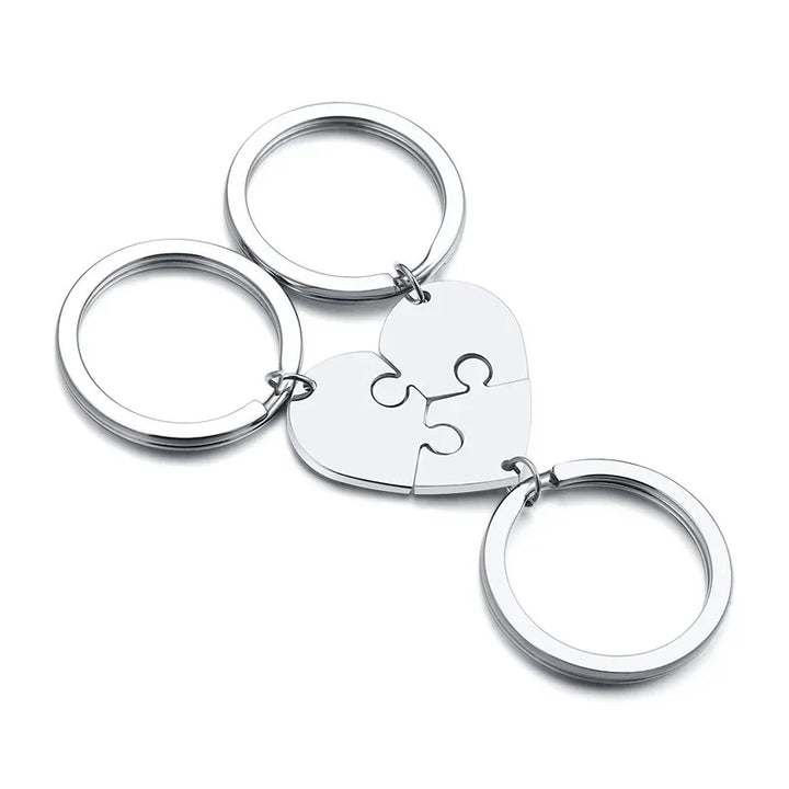 Verschillende gepersonaliseerde hart puzzel sleutelhangers met diverse namen, als set gepresenteerd.