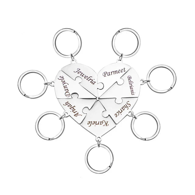 Elegante gepersonaliseerde hart puzzel sleutelhangers op een houten ondergrond, klaar om te geven.