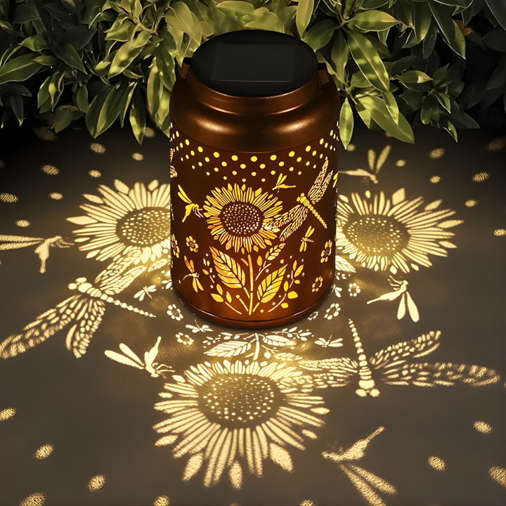 Decoratieve zonnelantaarn met bloemmotief. Sfeervolle padverlichting voor patio en tuin.
