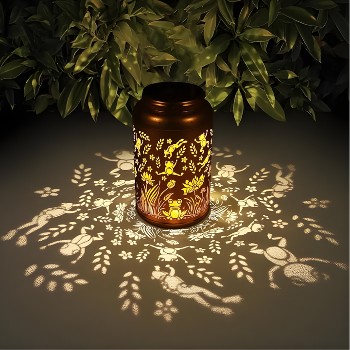 Verlichte zonnelantaarn 's nachts. Creëert een betoverende sfeer als tuin- en padverlichting.