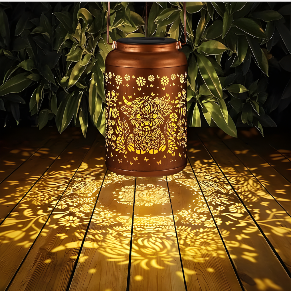 Elegante zonnelantaarn overdag. Laadt op voor sfeervolle LED verlichting in tuin en terras.