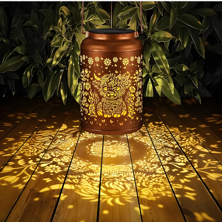 Elegante zonnelantaarn overdag. Laadt op voor sfeervolle LED verlichting in tuin en terras.