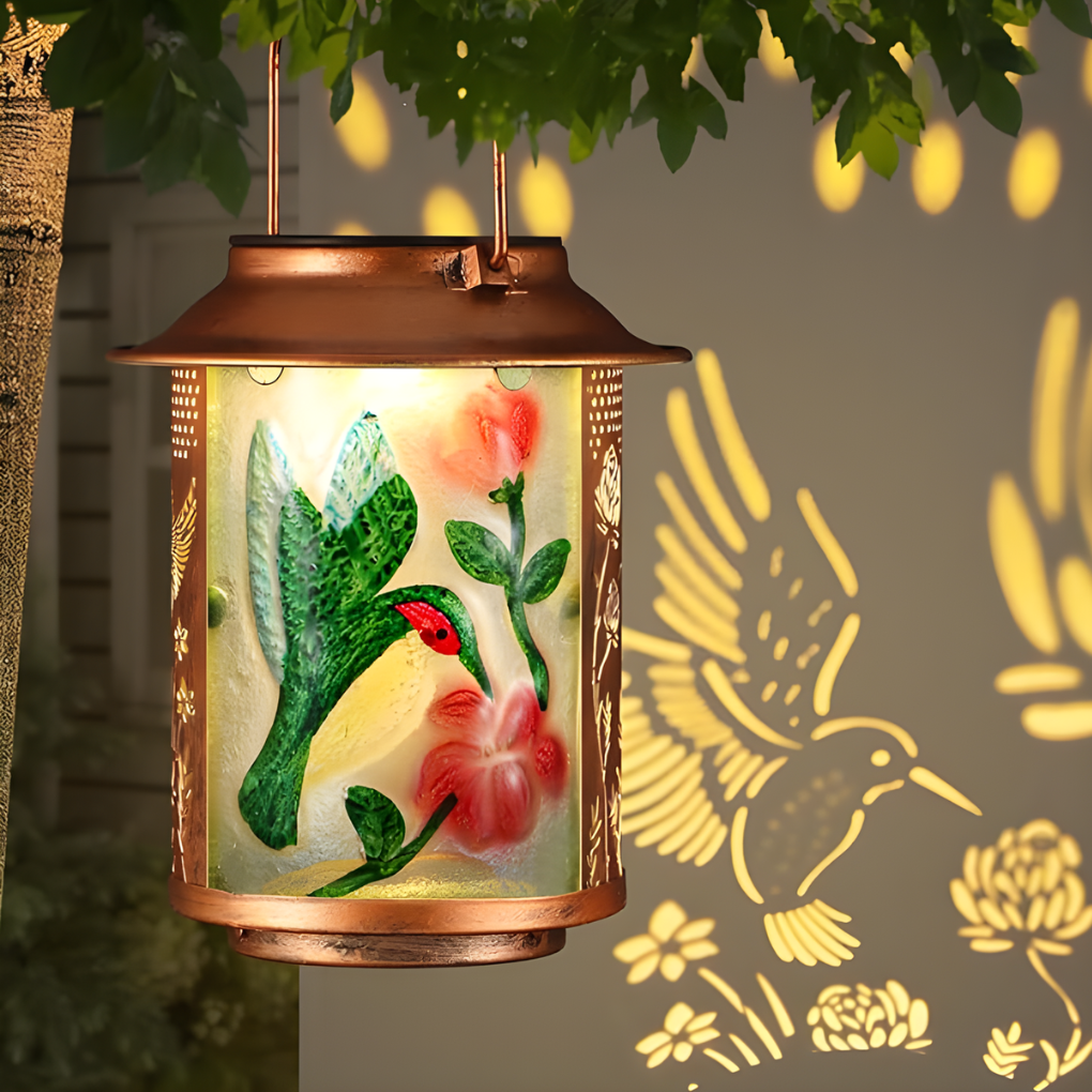 Meerdere sfeervolle zonnelantaarns langs een tuinpad. Ideaal voor solar padverlichting.