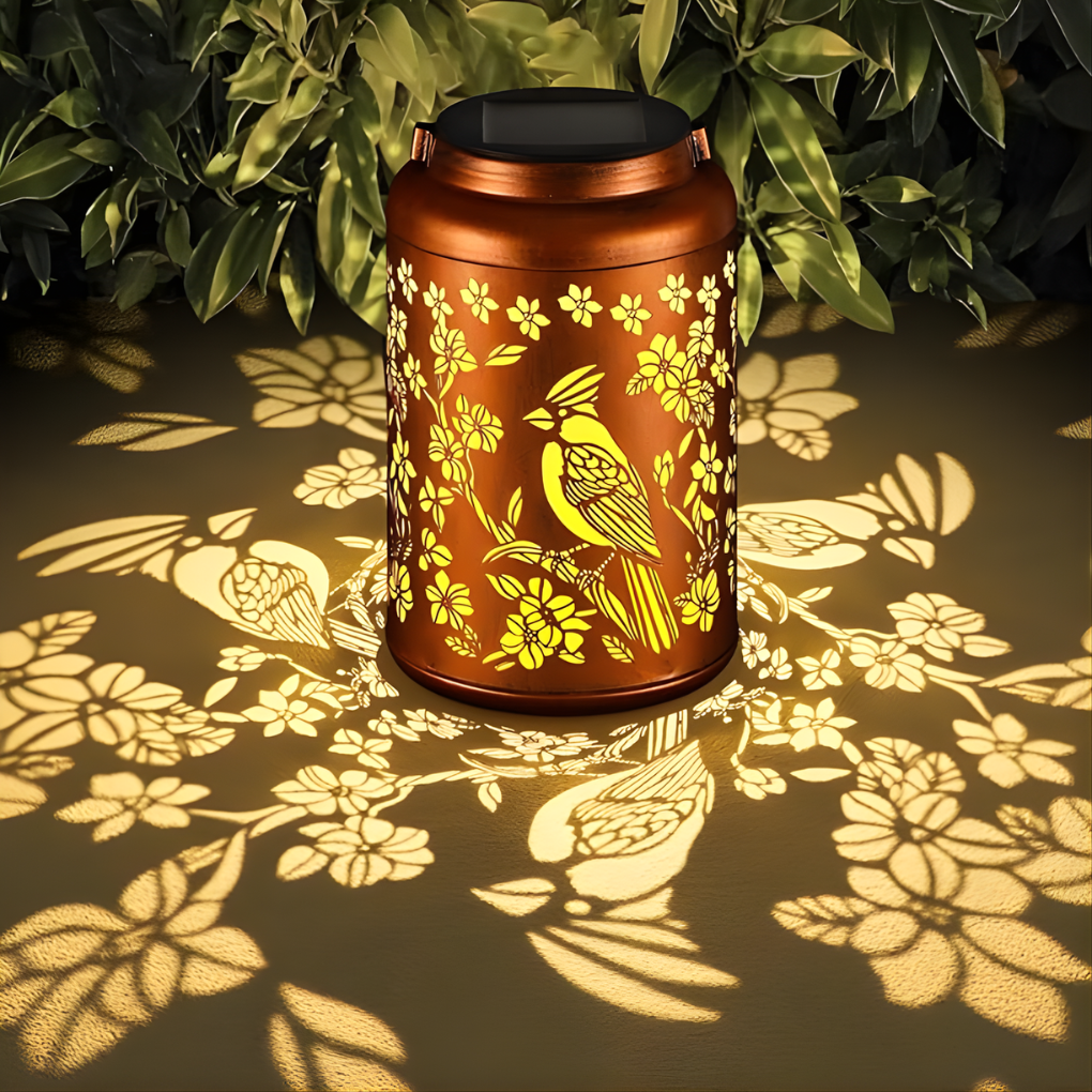 Sierlijke solar buitenlamp met bloemenontwerp. Creëert warme sfeerverlichting op je terras.