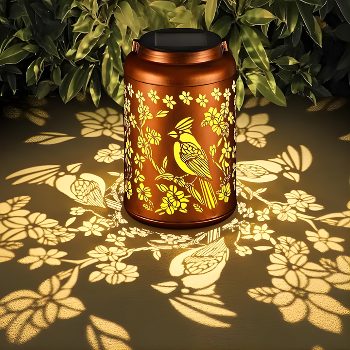 Sierlijke solar buitenlamp met bloemenontwerp. Creëert warme sfeerverlichting op je terras.