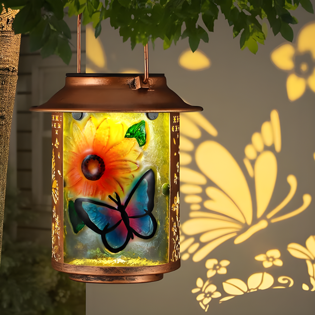 Warmwitte LED sfeerverlichting van deze solar lantaarn. Ideaal voor gezellige avonden buiten.