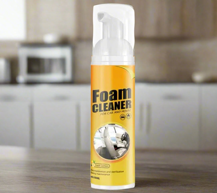 ShineFoam schuimreiniger in actie op een autostoel, ideaal voor grondige autoreiniging en vlekverwijdering.